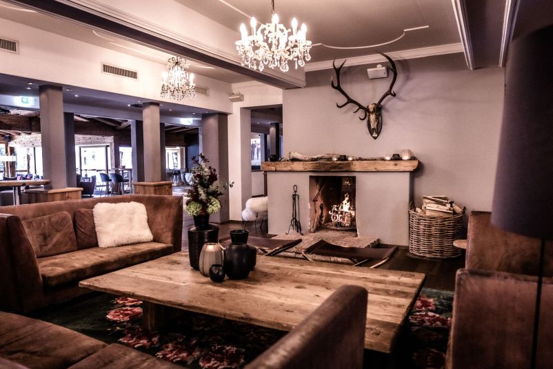 Gemütliches Wohnzimmer mit Kamin und rustikaler Einrichtung