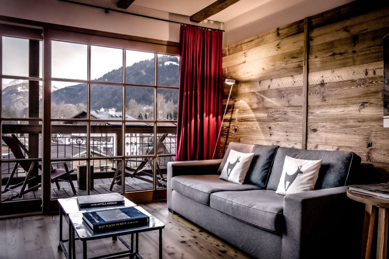 Gemütliches Chalet-Wohnzimmer mit Bergblick und Holzverkleidung