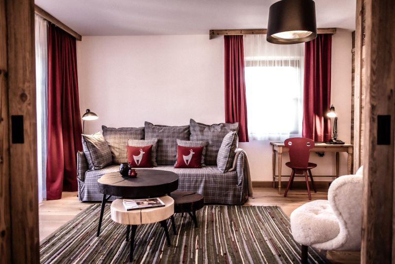 Gemütliches Wohnzimmer im Landhausstil mit modernen Akzenten