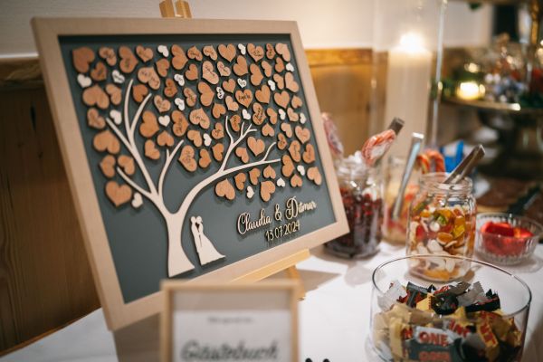 Detailreiches Hochzeitsgeschenk mit Baum und Herzen als Gästebuch