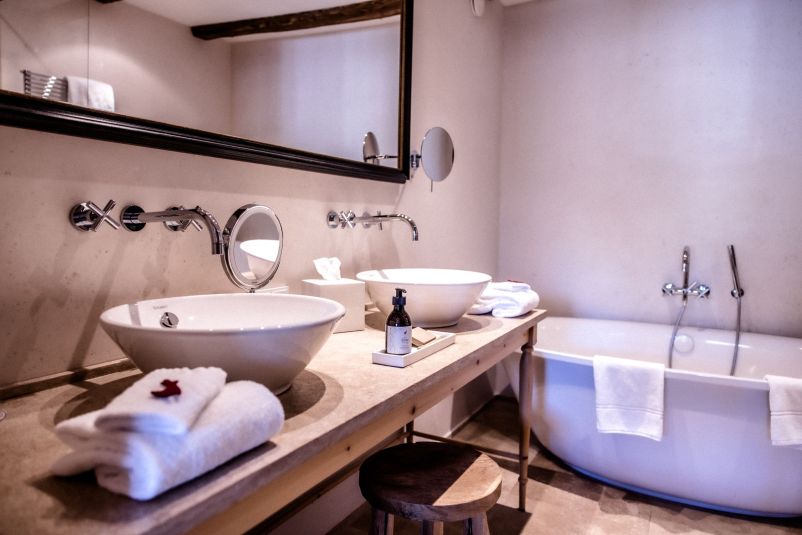 Modernes Badezimmer mit eleganter freistehender Badewanne