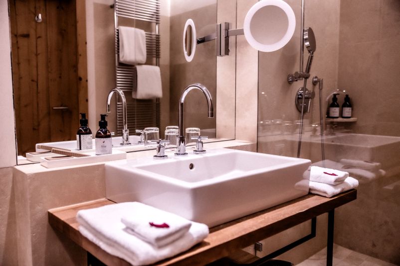 Modernes Badezimmer mit eleganter Ausstattung in warmen Tönen