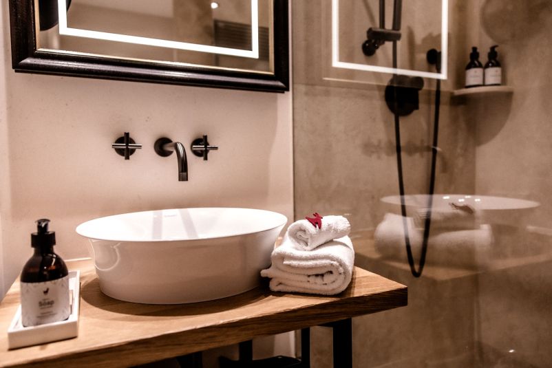 Modernes Badezimmer mit stilvollem Waschbecken und Duschbereich