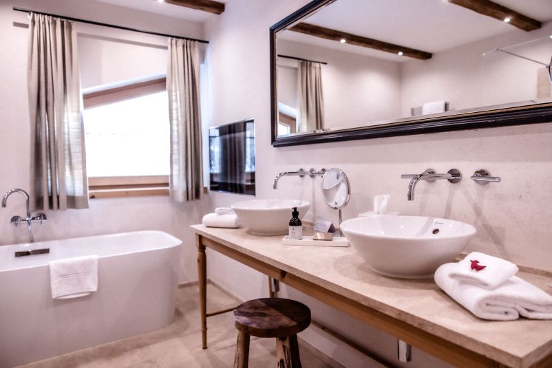 Modernes Badezimmer mit eleganter Ausstattung und natürlichem Licht