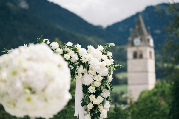 Romantische Blumenpracht vor malerischer Bergkulisse