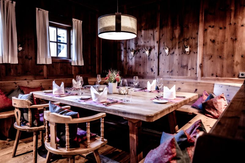 Gemütliches Esszimmer in einem rustikalen Alpenhütten-Ambiente
