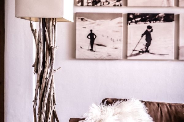 Skandinavisches Wohnzimmer mit rustikaler Stehlampe und Fotos