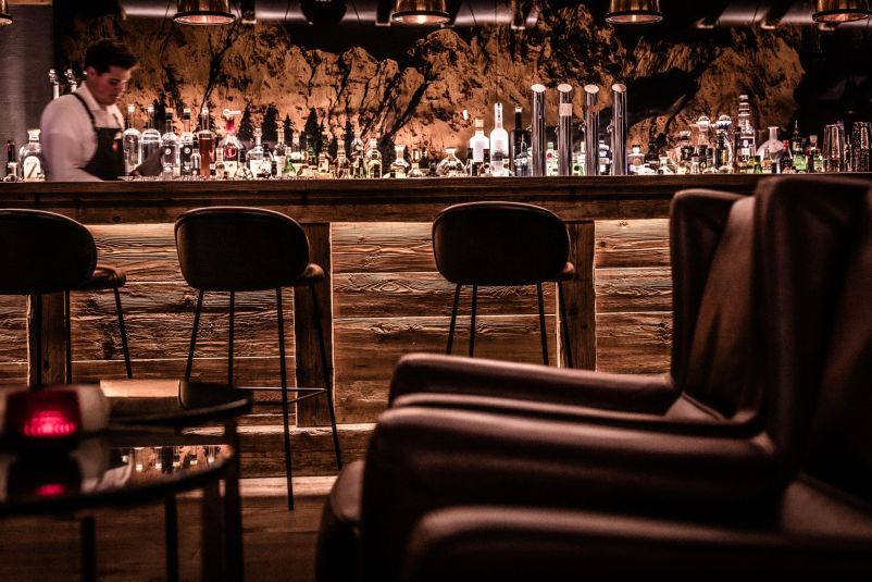 Stimmungsvolle Bar mit gemütlicher Beleuchtung und eleganten Sitzen