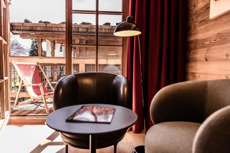 Gemütliches Wohnzimmer mit Blick auf sonnigen Balkon