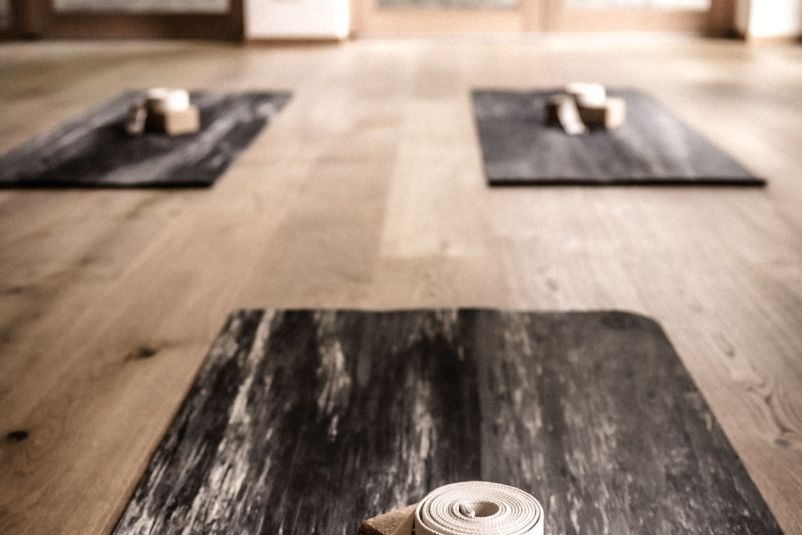 Yoga-Übungsraum mit Matten und Gurten bereit für Teilnehmer