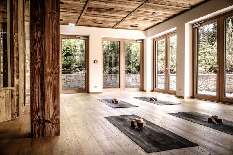 Sonnendurchfluteter Yoga-Raum mit natürlichen Holzelementen