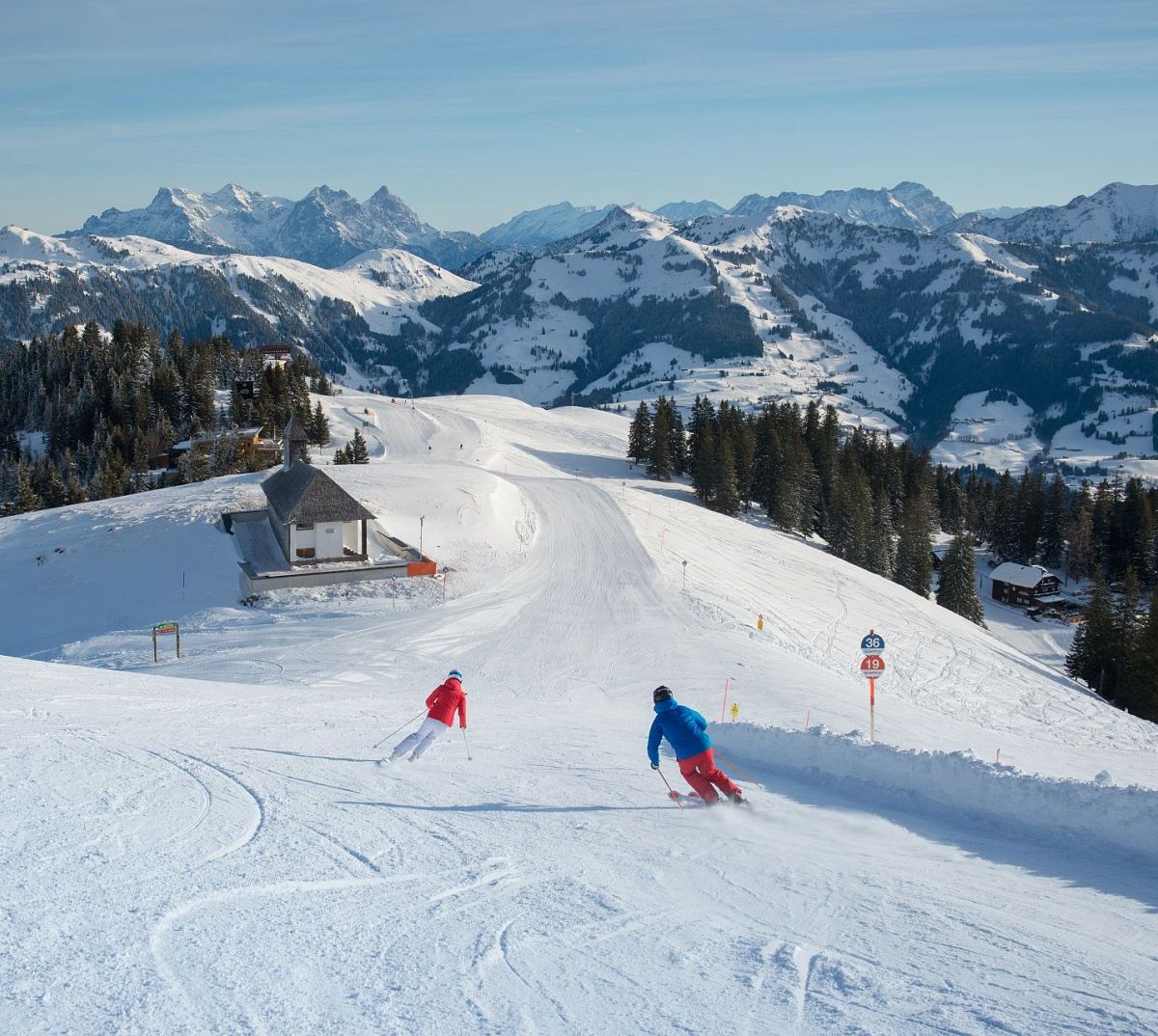 Sonniger Wintertag in den verschneiten Alpen mit strahlend blauem Himmel