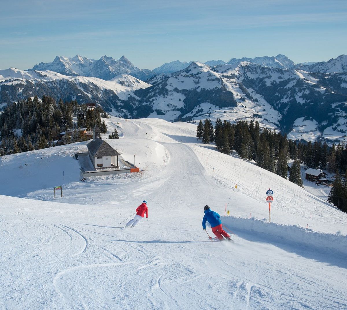 Skifahrer genießen Abfahrt in den verschneiten Alpen