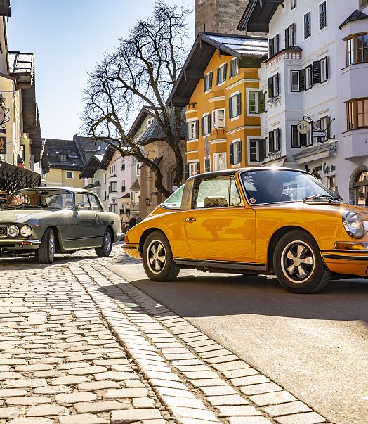 Oldtimer in buten Farben mitten in der Kitzbüheler Innenstadt