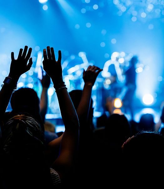 Feiernde Gäste vor Open Air Konzert Bühne