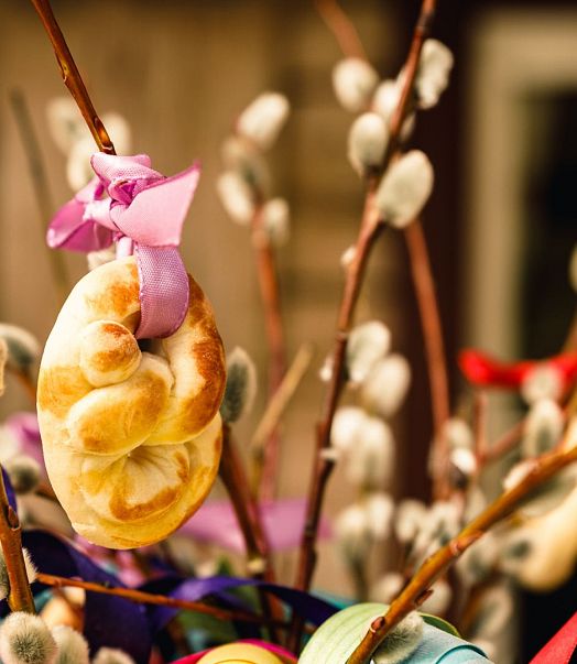 Palmkatzerl mit Brezel als traditionellen Osterschmuck