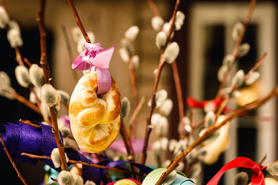 Palmkatzerl mit Brezel als traditionellen Osterschmuck