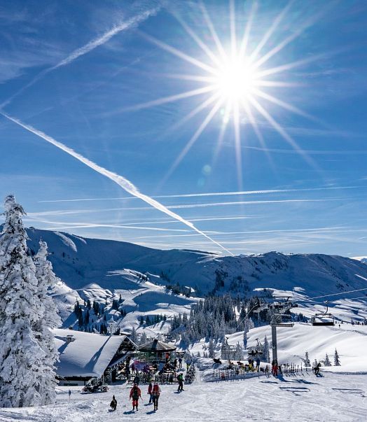 Bestens präparierte Pisten im Kitzbüheler Skigebiet bei Sonnenschein