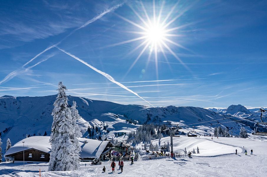 Bestens präparierte Pisten im Kitzbüheler Skigebiet bei Sonnenschein