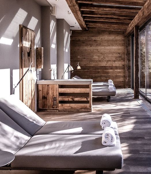 Ruhebereich im Kitz Spa mit Liegen und Ausblick auf den Wasserfall