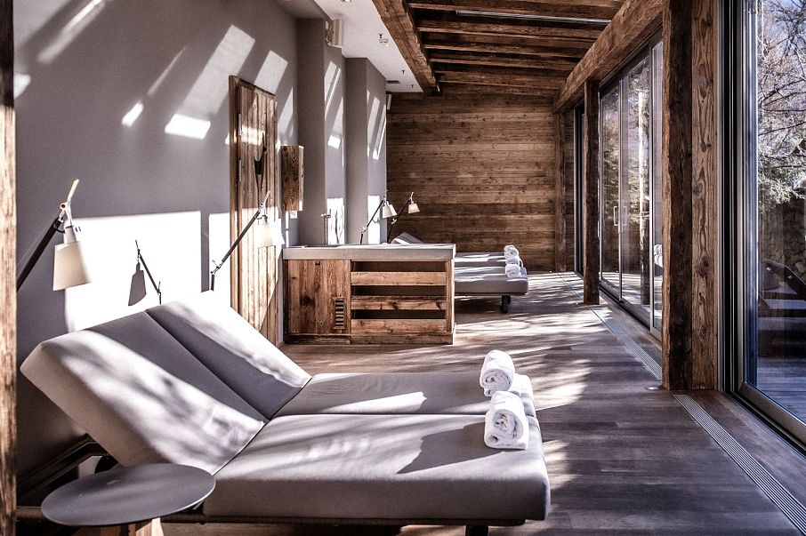 Ruhebereich im Kitz Spa mit Liegen und Ausblick auf den Wasserfall