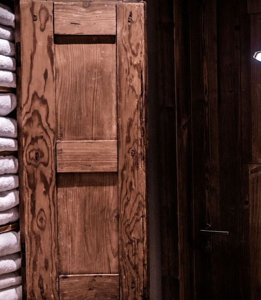 Holzschnitzereien im Kitz Spa mit Handtücher im Vordergrund