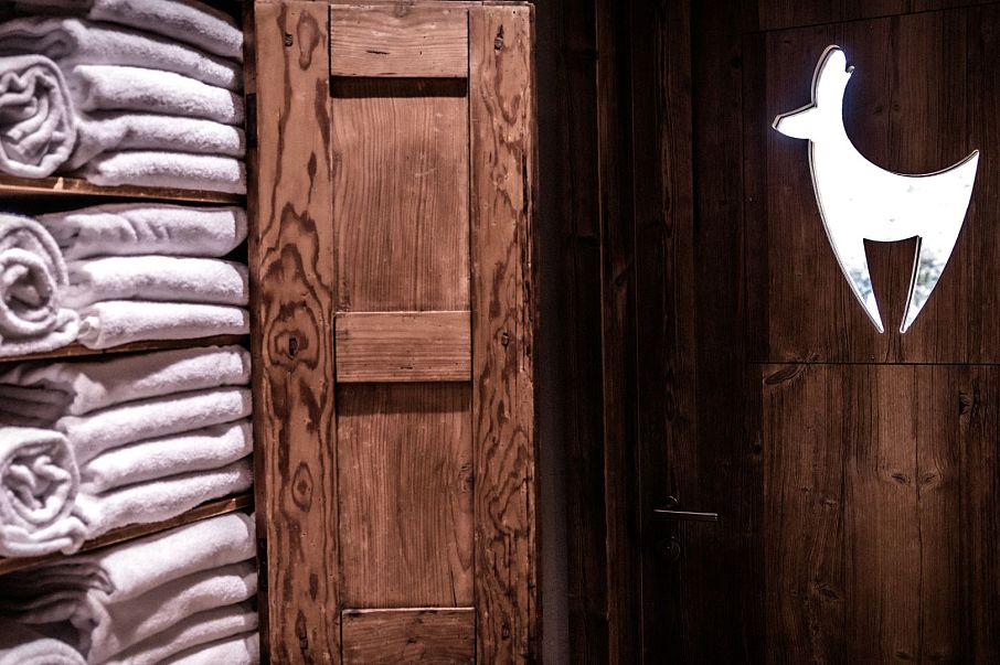 Holzschnitzereien im Kitz Spa mit Handtücher im Vordergrund