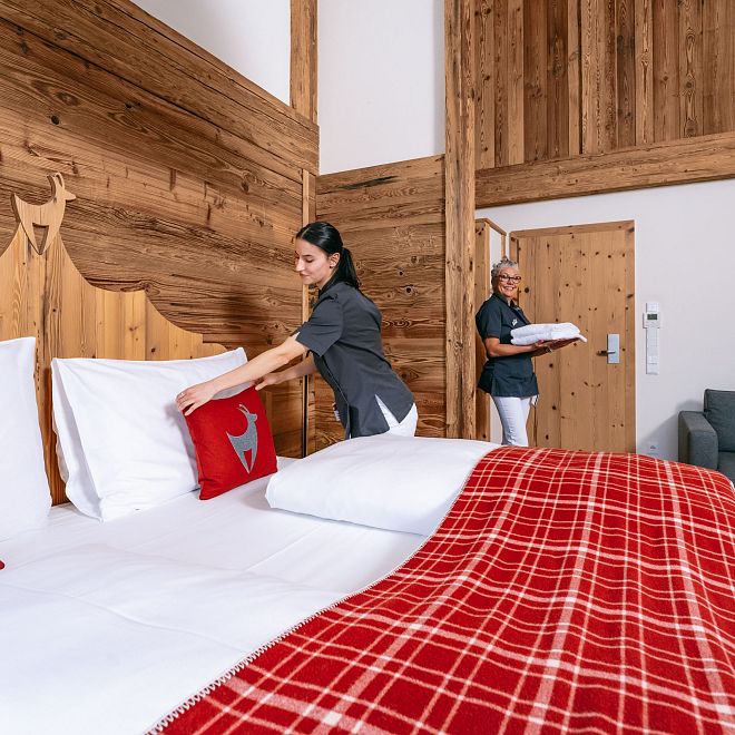 Zwei Kolleginnen vom Housekeeping machen das Bett