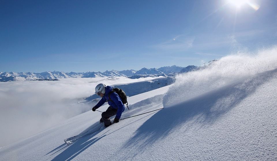 skifahrerin-in-der-region-kitzbueheler-alpen-brixental©mirjageh
