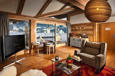Großzügiges Wohnzimmer mit moderner Einrichtung in der Alpin Suite mit angrenzender Dachterrasse