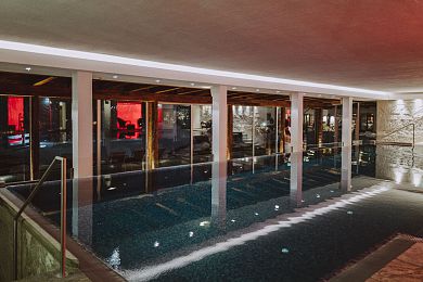 Pool bei Nacht im Hotel Kitzhof